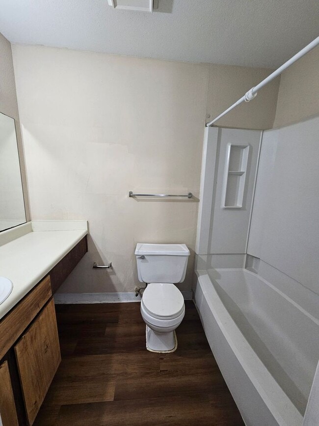 Building Photo - 1 Bedroom/ 1 Bath 3rd Floor Condo In Village Creek