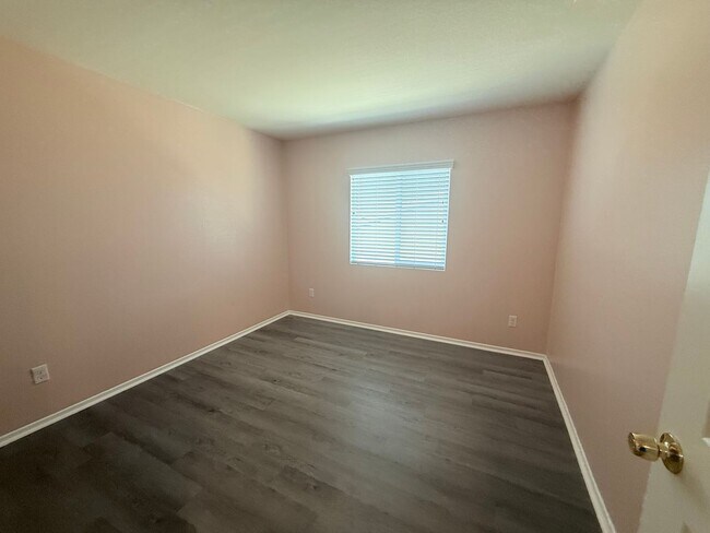 Building Photo - Beautiful Two Story Home, 3 Bedrooms, 2.5 Bathrooms, Solar Panels,
