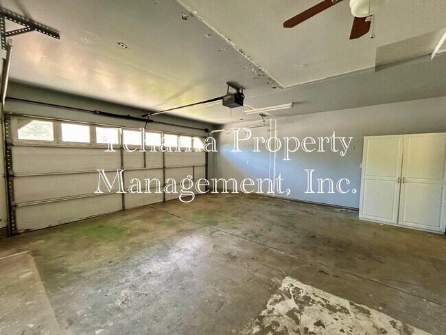 Building Photo - Executive 3 Bederoom 2 Bathroom home with in-ground pool and landscaping service included.