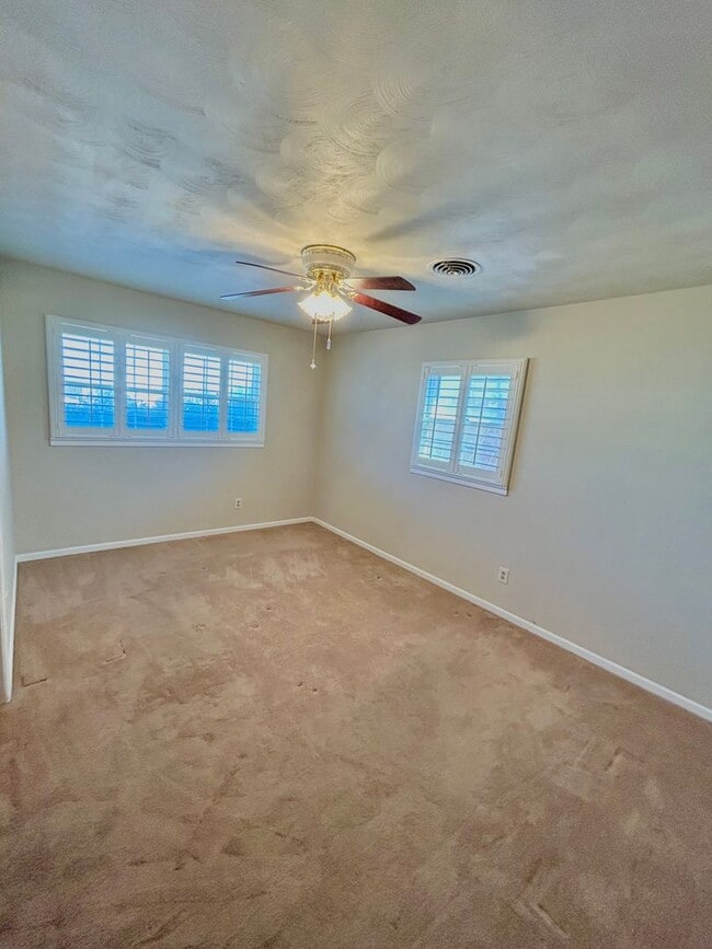 Building Photo - 3 bed 2 bath near the west loop Now available