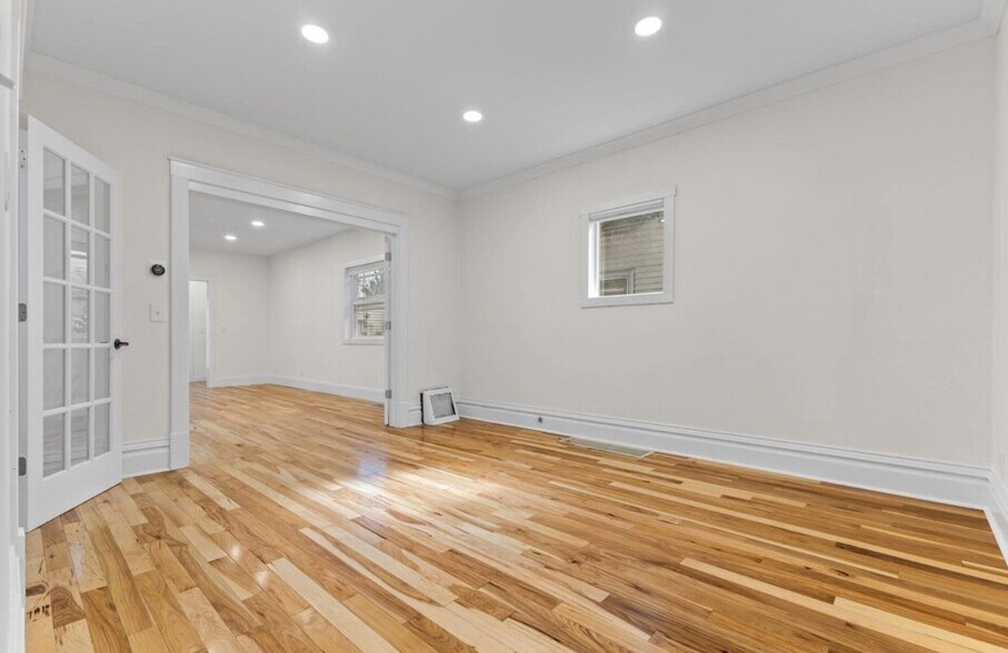 Building Photo - 606 Cromwell Ave