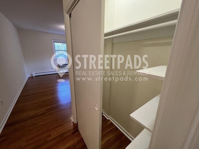 Building Photo - bedroom in Boston MA 02135