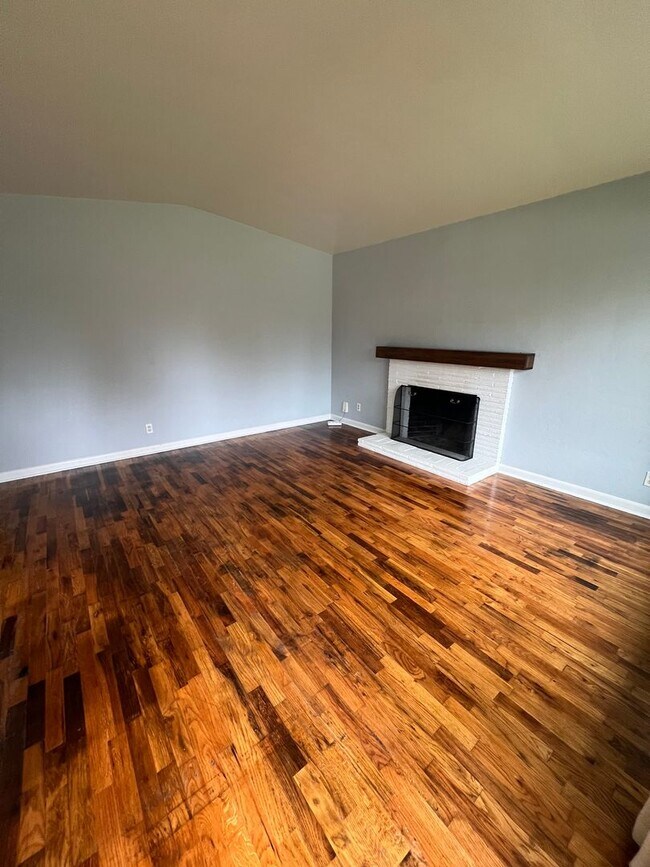 Building Photo - Updated 3 Bedroom & 1 Bath located on dead end street!