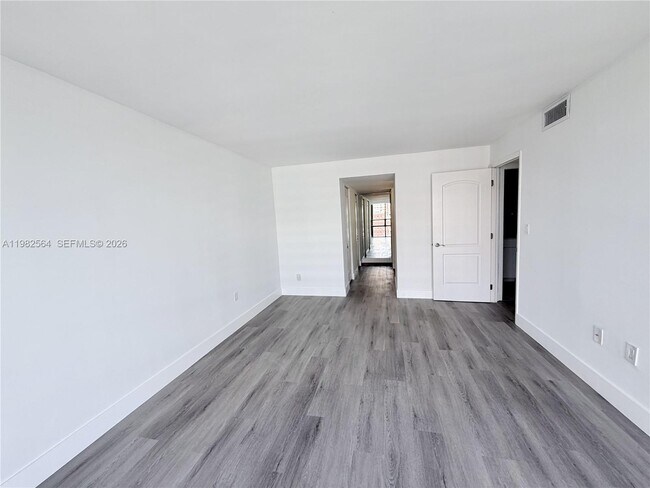 Building Photo - 1450 Brickell Bay Dr