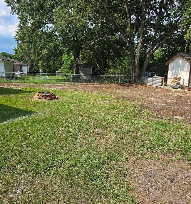 Building Photo - 300 Mary Scott Dr