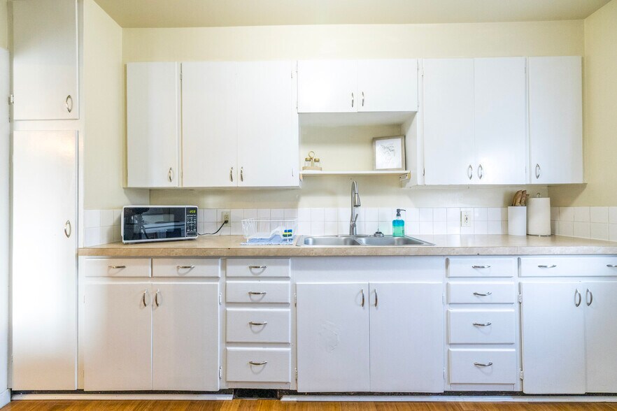 Kitchen - 1527 W Knox Ave
