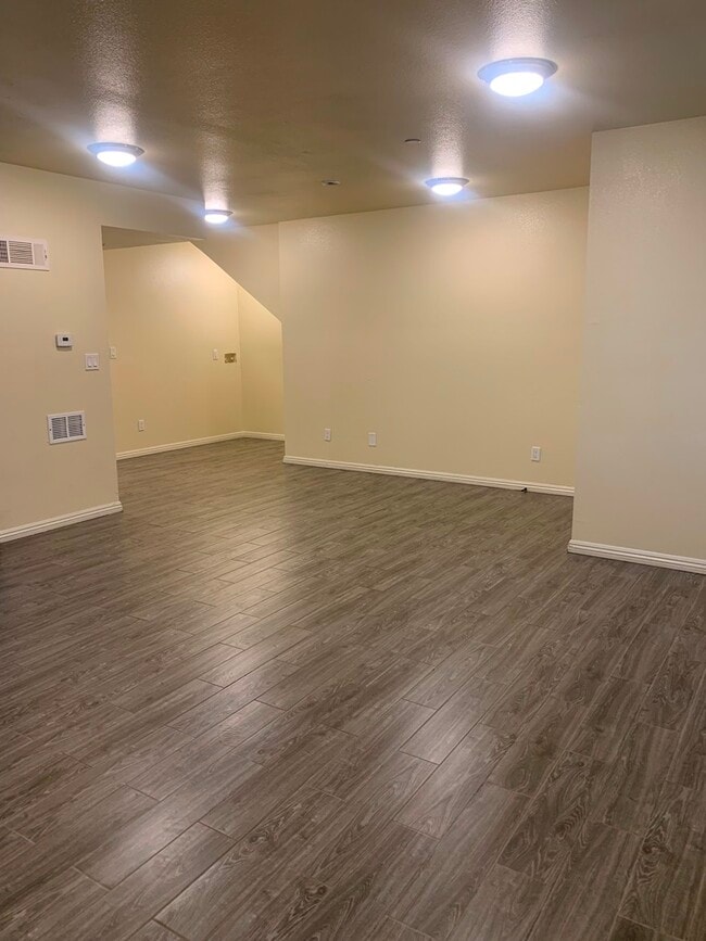 Building Photo - 924 W 78th St