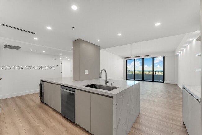 Building Photo - 251 Crandon Blvd
