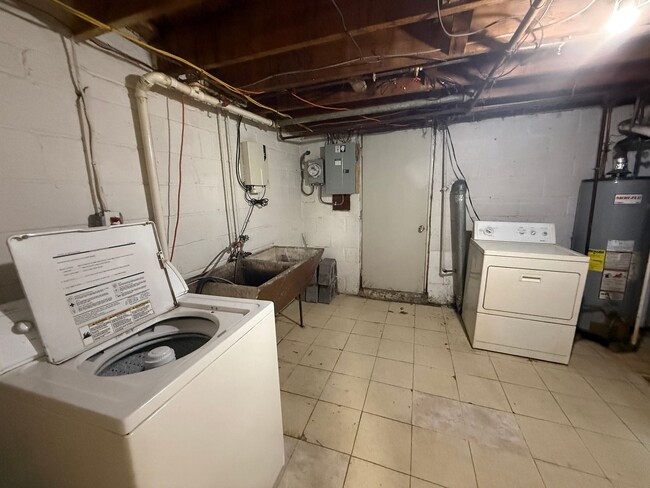 Building Photo - End Unit 3BR Townhome in Dundalk | Fresh Paint, Refinished Hardwood Floors, Fenced Yard, Off-Stre...