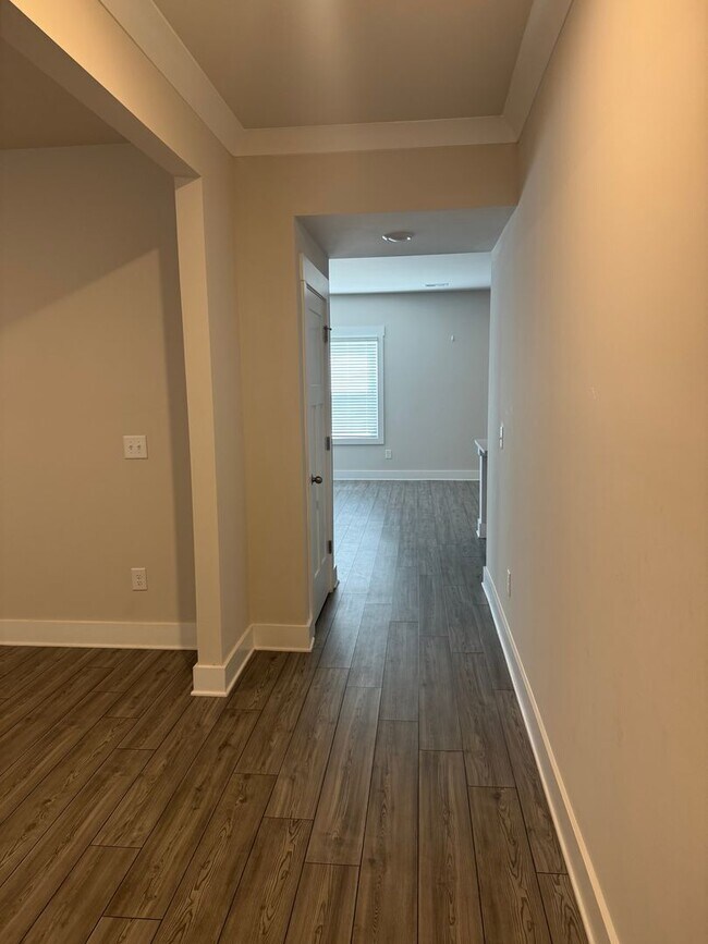 Building Photo - Great Price and location!