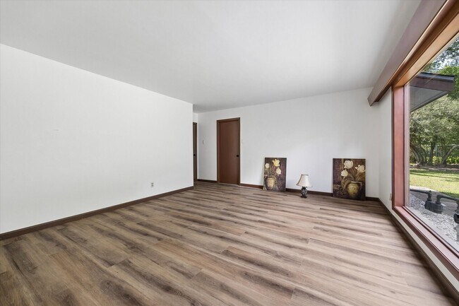 Building Photo - 9805 Shadow Wood Dr