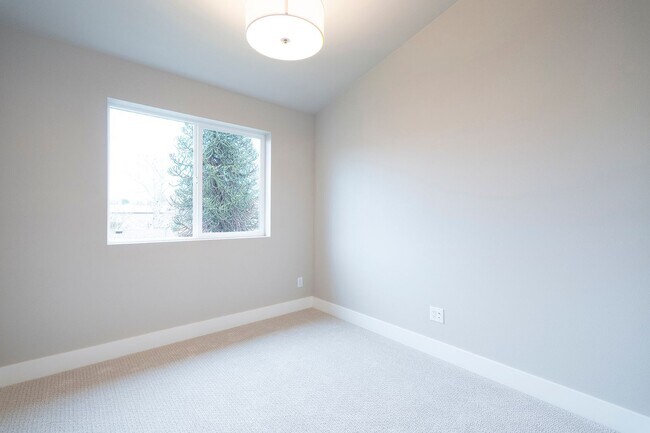 Building Photo - 15893 SE Washington Ct