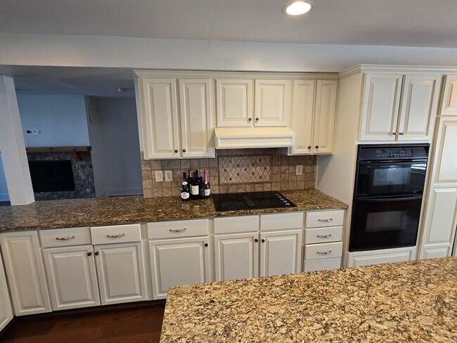 Building Photo - 7401 Mariner Cove Dr