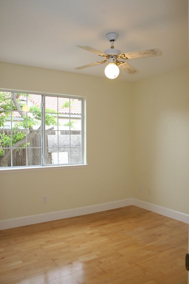 Building Photo - 10317 Walnut Creek Ct