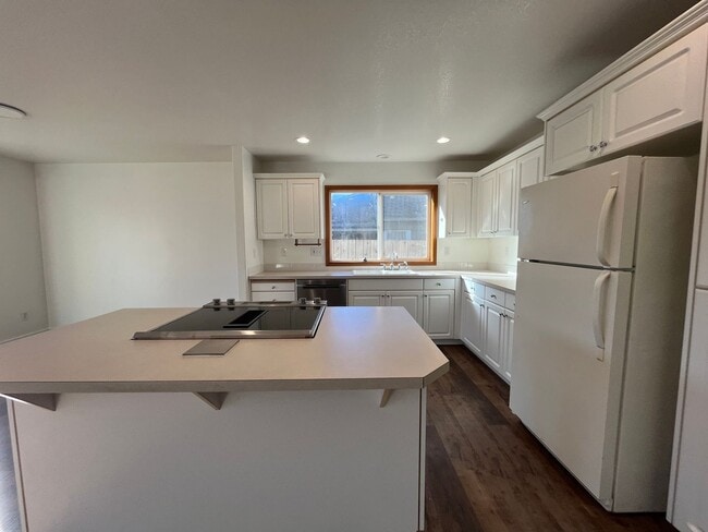 Building Photo - Amazing 3 Bd 2 Bath home in Historic Gladstone! Attached garage and Private yard! Easy access to ...