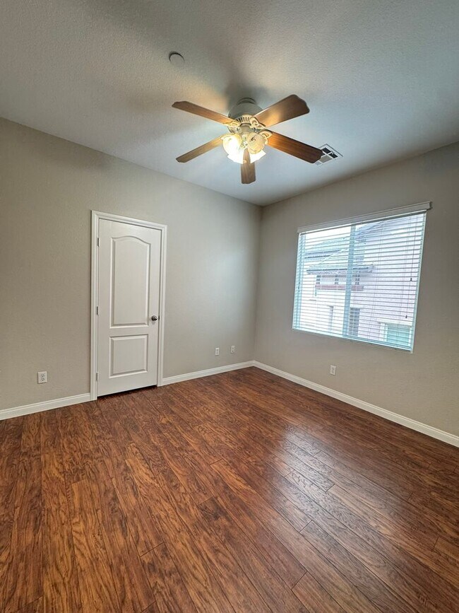 Building Photo - Adorable 3-Bed, 3-Bath Home in Gated Commu...