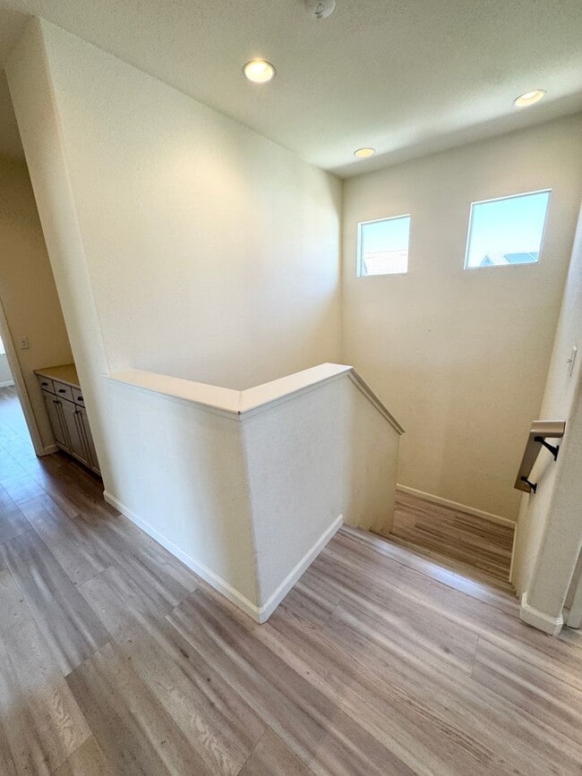 Building Photo - THREE BEDROOM TWO AND A HALF BATH POOL USE SEE VIDEO