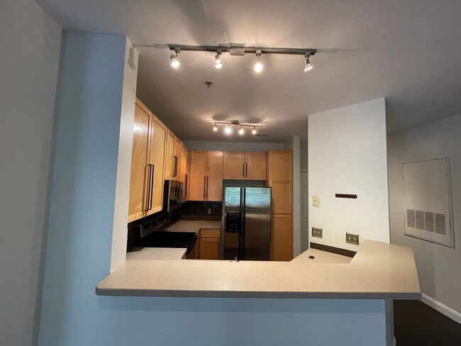 Building Photo - Upscale Condo In Park West