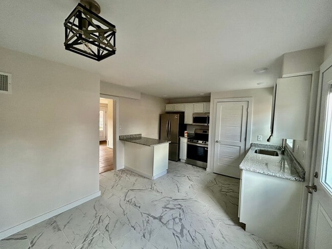 Building Photo - 2 Bedroom In Meadowthorpe !