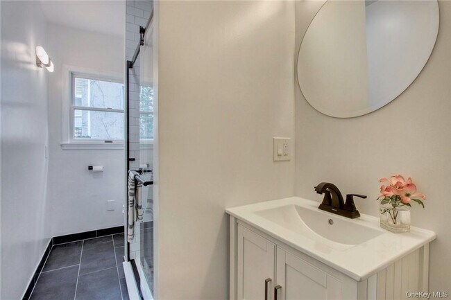 Building Photo - 142 Hudson Terrace