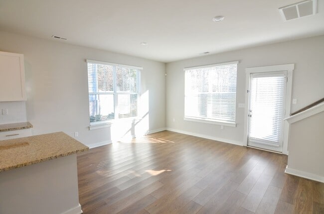 Building Photo - Beautifully Maintained Townhome in a Prime Location