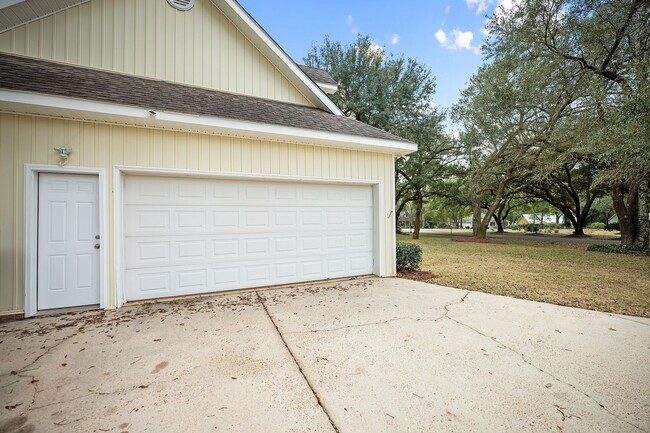 Building Photo - 11750 Village Green Dr