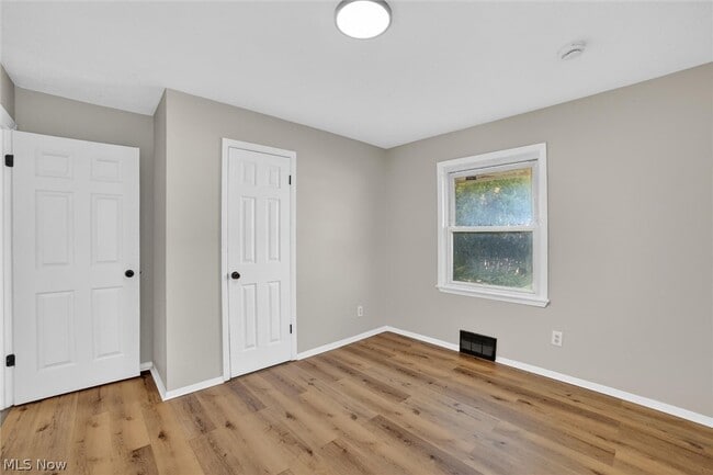 Building Photo - 303 S Green Rd