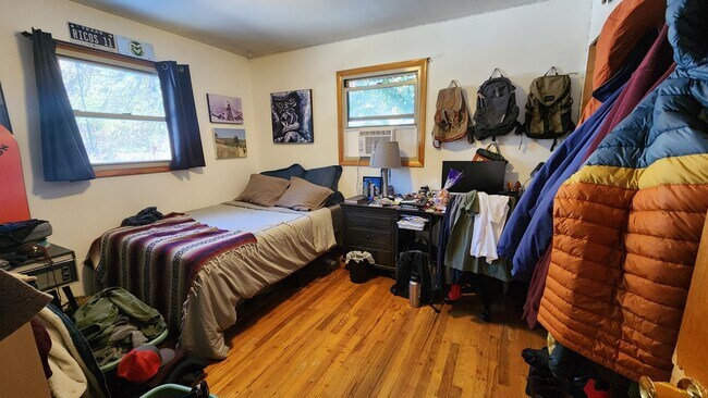 Building Photo - 910 Bungalow Ct