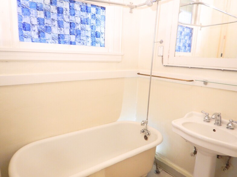 Building Photo - 1515 SW 10th Ave