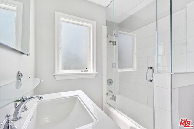 Building Photo - 920 Westbourne Dr