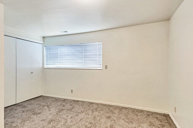 Building Photo - 1671 Hickory Ln