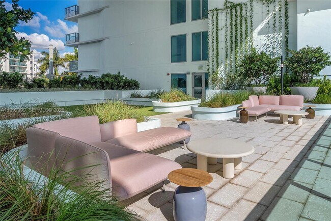 Building Photo - 9201 E Bay Harbor Dr