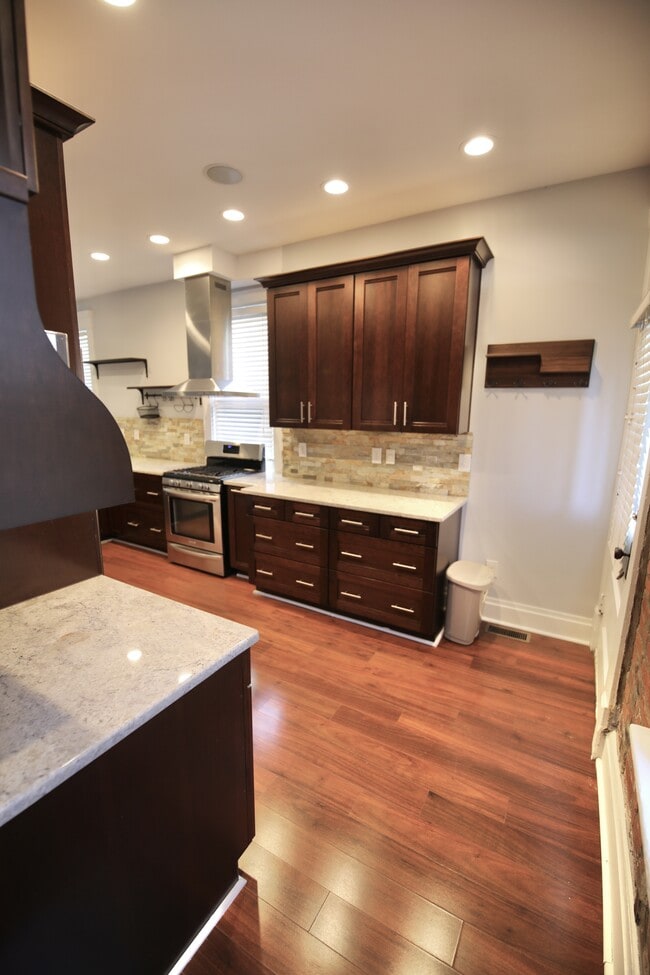 Building Photo - 310 E Beck St