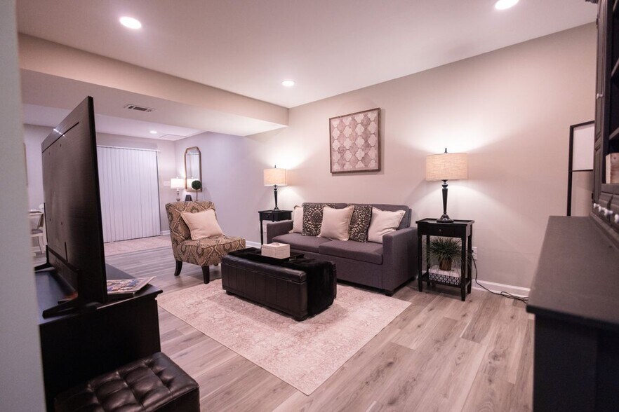 Building Photo - 9220 Weathersfield Dr