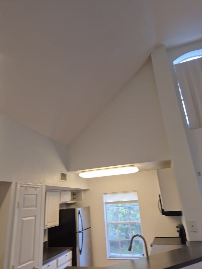 Building Photo - 13700 Richmond Park Dr N