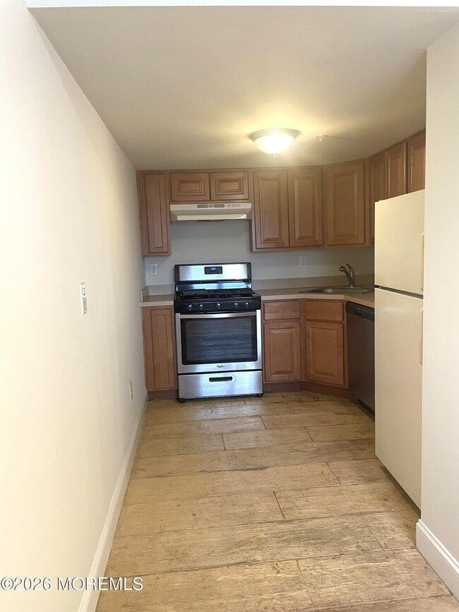 Building Photo - 16 Lake Ave