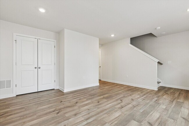 Building Photo - Brand New River Pointe townhome with modern finishes, flexible living space, and a prime location...