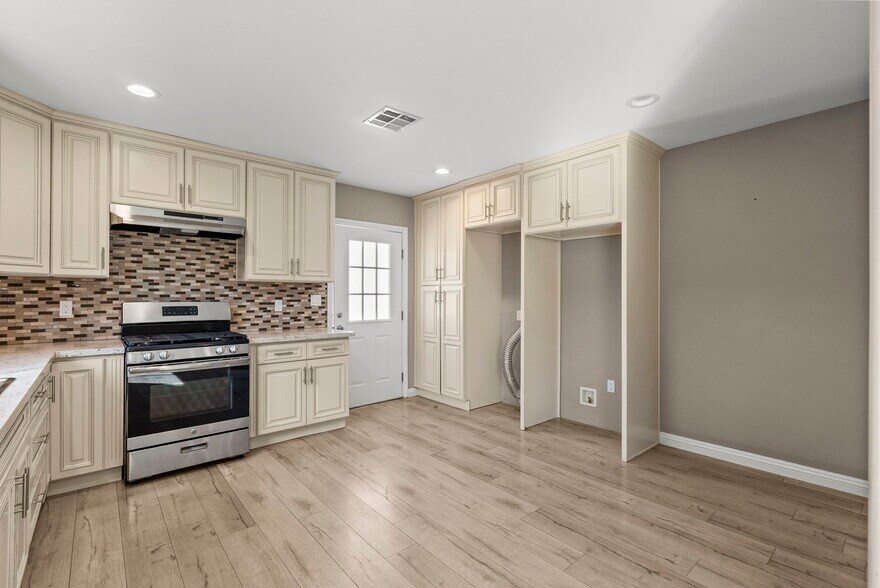 Building Photo - 6717 Cedros Ave