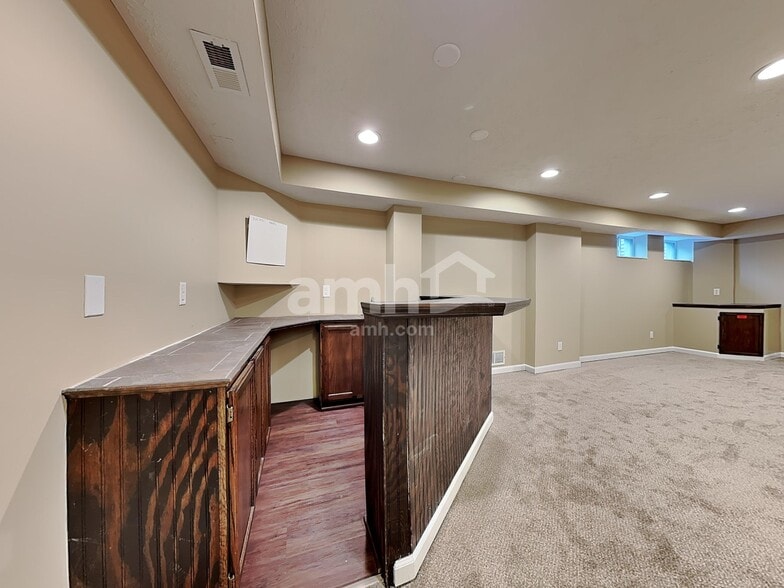 Building Photo - 2025 Apple Knoll Ln