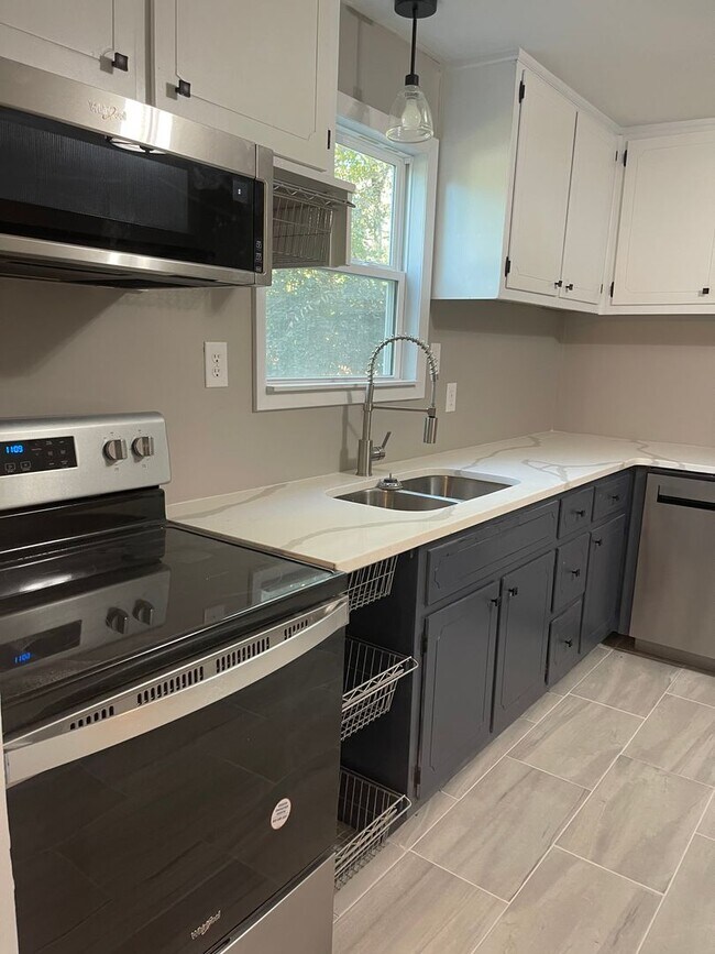 Building Photo - Beautifully renovated Normaltown 3/2 Home with fenced in front yard! Water, trash, and lawncare i...