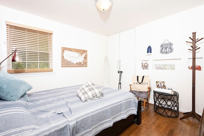 Building Photo - Amazingly Beautiful Fully Renovated 4BR/DEN/3FB/GAR North Bethesda Home