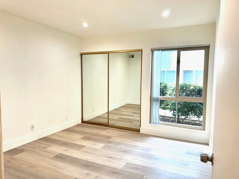 Building Photo - 4648 Park Granada