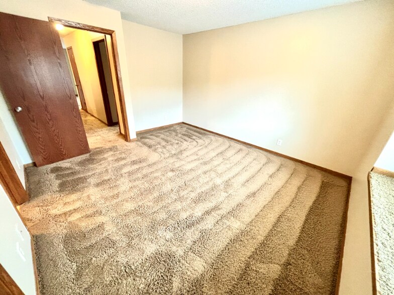 Building Photo - 5120 Emerald Dr