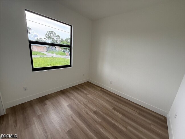 Building Photo - 227 Ivan Ave S