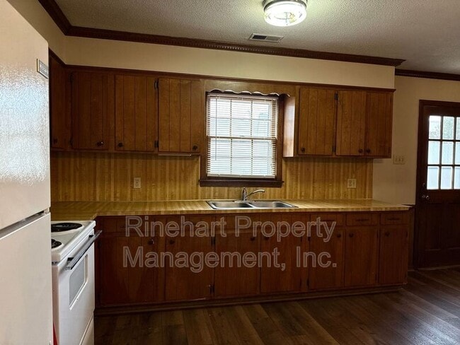 Building Photo - 1141 Eisenhower Rd