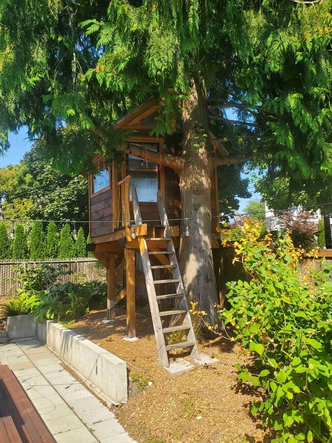 Building Photo - Prime Wallingford location 4 bed, 3 bath w...