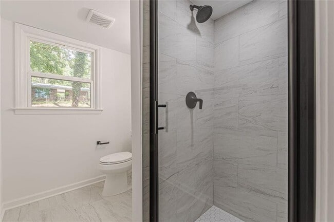 Building Photo - 2352 Glendale Dr