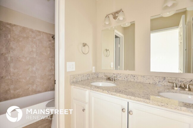 Building Photo - 7555 Lincoln Village Dr