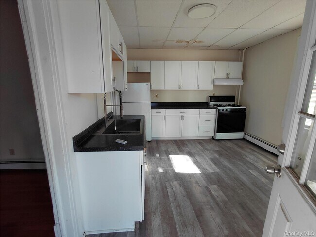 Building Photo - 8 Center St