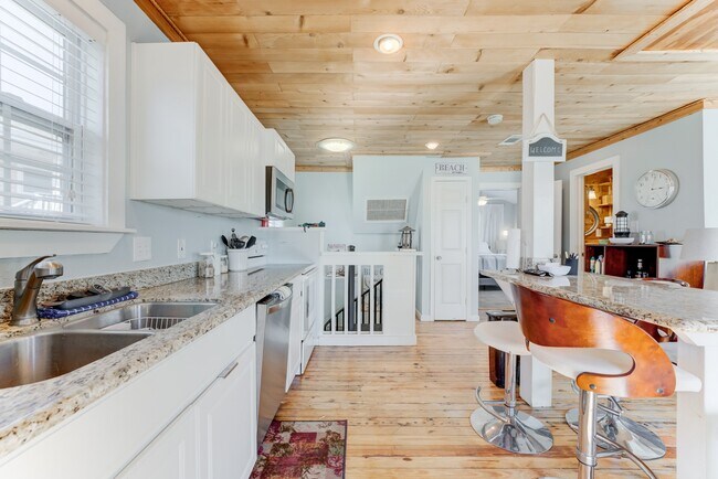 Building Photo - 4211 Surf Dr